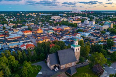 Kutsal haç kilisesi ve Fin kasabası Rauma 'nın günbatımı manzarası..