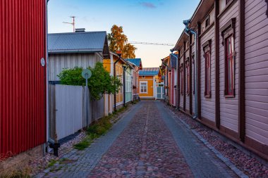 Finlandiya, Rauma 'nın Vanha Rauma ilçesindeki kereste binalarının gün batımı manzarası.
