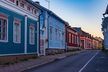 Finlandiya, Rauma 'nın Vanha Rauma ilçesindeki kereste binalarının gün batımı manzarası.