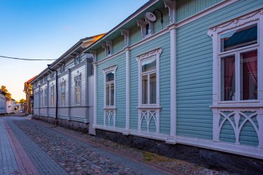 Finlandiya, Rauma 'nın Vanha Rauma ilçesindeki kereste binalarının gün batımı manzarası.