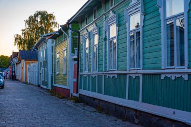 Finlandiya, Rauma 'nın Vanha Rauma ilçesindeki kereste binalarının gün batımı manzarası.