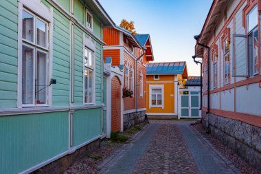 Finlandiya, Rauma 'nın Vanha Rauma ilçesindeki kereste binalarının gün batımı manzarası.