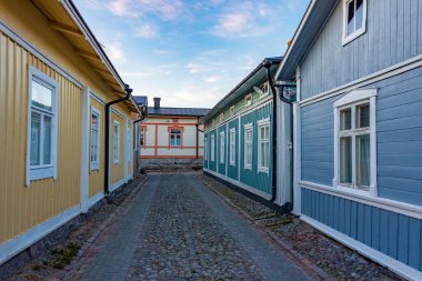 Finlandiya, Rauma 'nın Vanha Rauma ilçesindeki kereste binalarının gün batımı manzarası.