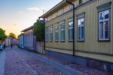 Finlandiya, Rauma 'nın Vanha Rauma ilçesindeki kereste binalarının gün batımı manzarası.