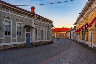 Finlandiya, Rauma 'nın Vanha Rauma ilçesindeki kereste binalarının gün batımı manzarası.