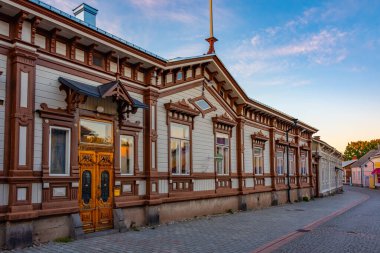 Finlandiya 'nın Rauma bölgesindeki Vanha Rauma müzesinin gün batımı manzarası.