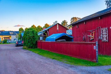 Finlandiya, Rauma 'nın Vanha Rauma ilçesindeki kereste binalarının gün batımı manzarası.