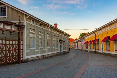 Finlandiya, Rauma 'nın Vanha Rauma ilçesindeki kereste binalarının gün batımı manzarası.