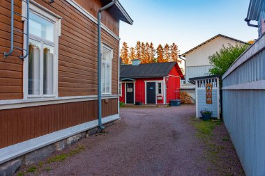 Finlandiya, Rauma 'nın Vanha Rauma ilçesindeki kereste binalarının gün batımı manzarası.