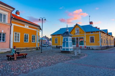 Finlandiya 'nın Rauma kentindeki Rauma Sanat Müzesi' nin önündeki küçük bir meydanın gün batımı manzarası.