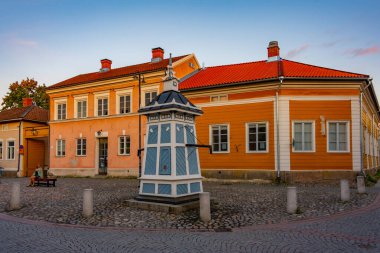 Finlandiya 'nın Rauma kentindeki Rauma Sanat Müzesi' nin önündeki küçük bir meydanın gün batımı manzarası.