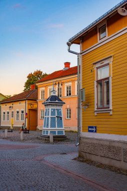 Finlandiya 'nın Rauma kentindeki Rauma Sanat Müzesi' nin önündeki küçük bir meydanın gün batımı manzarası.