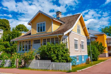 Finlandiya 'nın Mariehamn kasabasında kereste evleri.