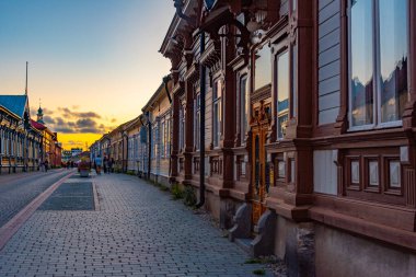 Finlandiya, Rauma 'nın Vanha Rauma ilçesindeki kereste binalarının gün batımı manzarası.