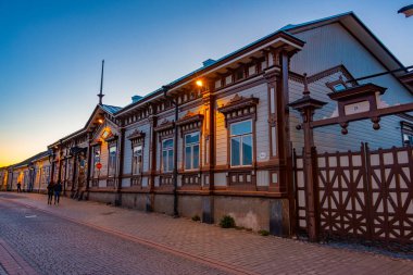 Finlandiya 'nın Rauma bölgesindeki Vanha Rauma müzesinin gün batımı manzarası.