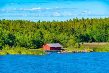 Finlandiya 'daki Aland adalarında renkli balıkçı kulübeleri.
