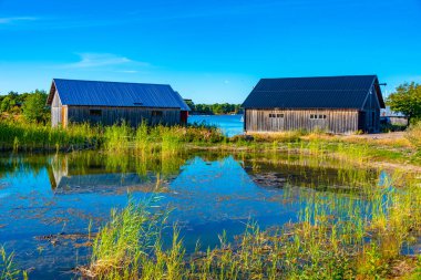 Finlandiya 'daki Aland adalarında bulunan Karingsund' da renkli balıkçı kulübeleri
