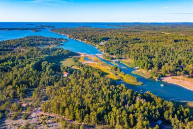 Finlandiya 'nın Aland adalarındaki Eckero yakınlarındaki kıyı şeridi manzarası