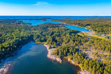 Finlandiya 'nın Aland adalarındaki Eckero yakınlarındaki kıyı şeridi manzarası