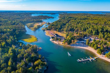 Finlandiya 'nın Aland adalarındaki Eckero yakınlarındaki kıyı şeridi manzarası