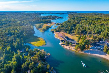 Finlandiya 'nın Aland adalarındaki Eckero yakınlarındaki kıyı şeridi manzarası