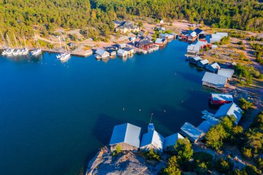Finlandiya 'daki Aland adalarında bulunan Karingsund' da renkli balıkçı kulübeleri