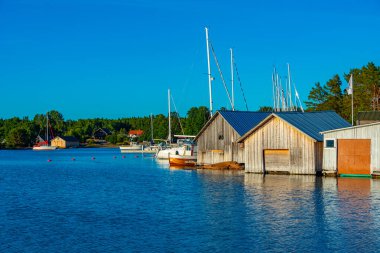 Finlandiya 'daki Aland adalarında bulunan Karingsund' da renkli balıkçı kulübeleri