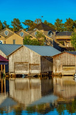Finlandiya 'daki Aland adalarında bulunan Karingsund' da renkli balıkçı kulübeleri