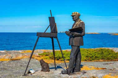 Sanatçı Juha Pykaelaeinenon 'un Finlandiya' daki Kobba Klintar takımadasındaki heykeli