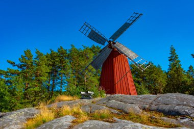 Finlandiya 'daki Aland Adaları' ndaki Kastelholm Açık Hava Müzesi 'nde kırmızı rüzgar değirmeni.