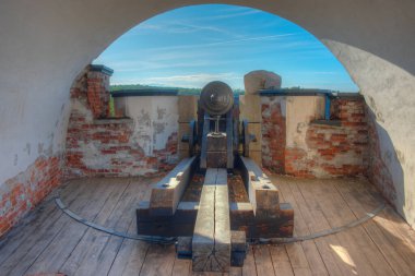 Finlandiya 'daki Aland adalarındaki Bomarsund kalesinin Notvikstornet kulesindeki toplar.