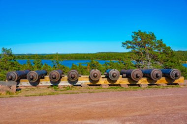 Finlandiya 'daki Aland adalarındaki Bomarsund kalesinin Notvikstornet kulesindeki toplar.