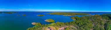 Finlandiya 'da Bomarsund yakınlarındaki Aland adalarının Panorama manzarası.