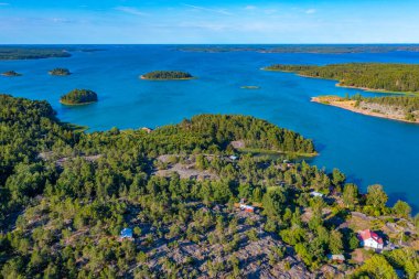 Finlandiya 'da Bomarsund yakınlarındaki Aland adalarının Panorama manzarası.
