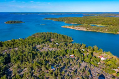 Finlandiya 'da Bomarsund yakınlarındaki Aland adalarının Panorama manzarası.