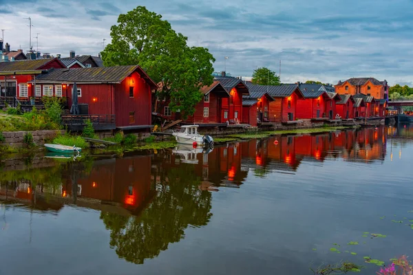 フィンランドの町ポルボオでの赤い木の小屋の日の出ビュー — ストック写真