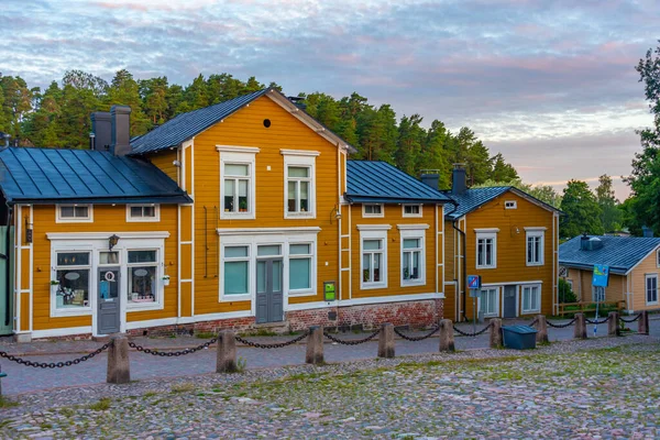 フィンランドのポルボオにあるカラフルな木造住宅の日の出の景色 — ストック写真