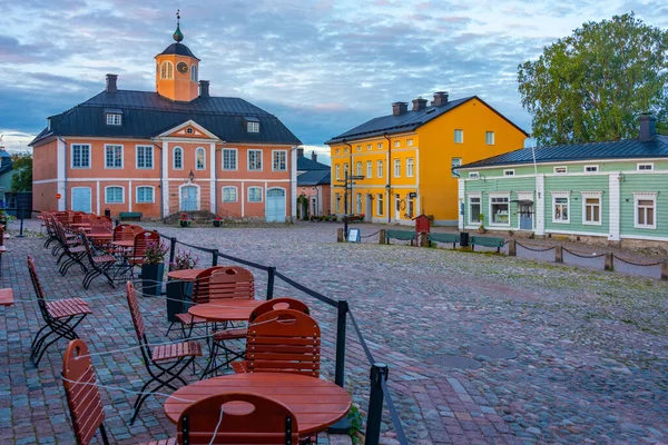 Porvoo kasabasındaki eski belediye binasının gündoğumu manzarası.