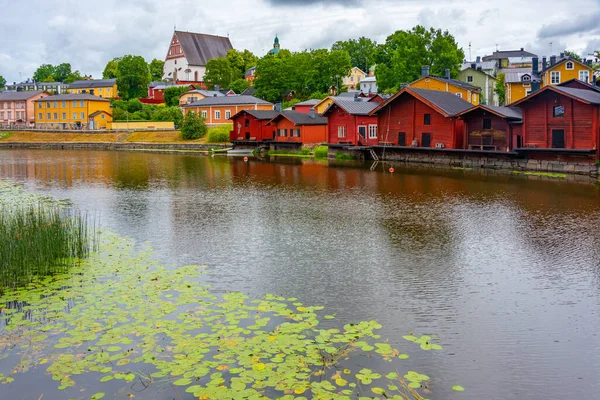 Finlandiya 'nın Porvoo kentindeki kırmızı ahşap kulübelerin gün doğumu manzarası.