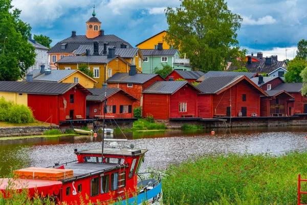 フィンランドの町ポルボオでの赤い木の小屋の日の出ビュー — ストック写真