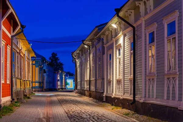 Finlandiya, Rauma 'nın Vanha Rauma ilçesindeki kereste binalarının gün batımı manzarası.