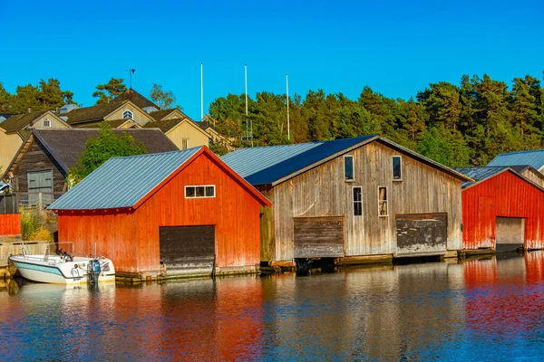 フィンランドのアランド諸島に位置するKaringsundでカラフルな釣り小屋 — ストック写真