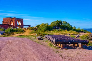 Finlandiya 'daki Aland adalarındaki Bomarsund kalesinin Notvikstornet kulesindeki toplar.
