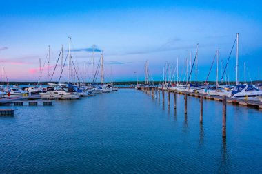 Finlandiya 'daki Mariehamn marinasının gün batımı manzarası.