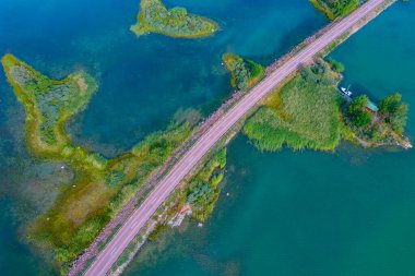 Finlandiya 'daki Aland takımadalarında uzak adaları birbirine bağlayan yol.