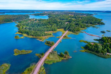 Finlandiya 'daki Aland takımadalarında uzak adaları birbirine bağlayan yol.
