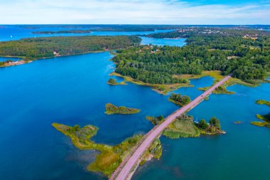 Finlandiya 'daki Aland takımadalarında uzak adaları birbirine bağlayan yol.