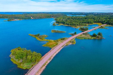 Finlandiya 'daki Aland takımadalarında uzak adaları birbirine bağlayan yol.