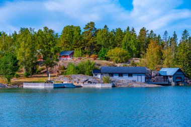 Finlandiya Jarso 'daki yazlık evlerin deniz manzarası.