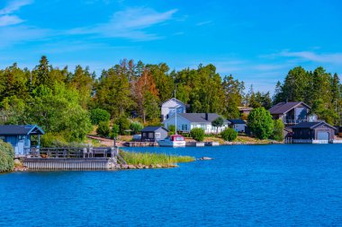 Finlandiya Jarso 'daki yazlık evlerin deniz manzarası.